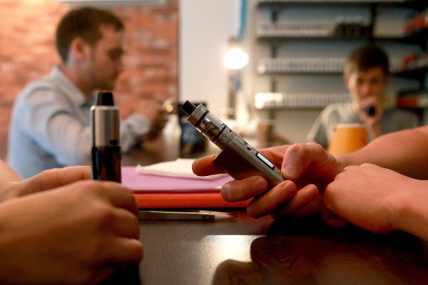 Чем опасно увлечение вейпами и почему от них сложно отказаться: спросили у&nbsp;врача