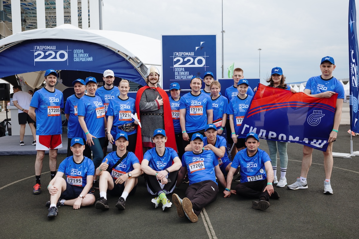 Илья Муромец с командой Гидромаша на старте забега "Беги, герой"