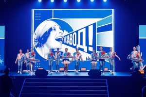 Под танцевальное сопровождение на завод всех приглашает Лиля Брик