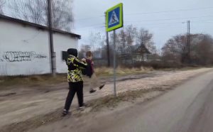 Юноша, который украл картонного мальчика с дороги в Городце, вернул его обратно