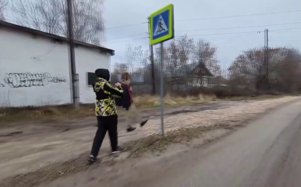 Юноша, который украл картонного мальчика с дороги в Городце, вернул его обратно