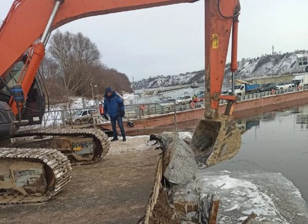 В Павлове начался демонтаж повреждённых конструкций наплавного моста через&nbsp;Оку
