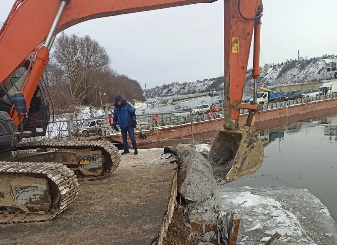 В Павлове начался демонтаж повреждённых конструкций наплавного моста через&nbsp;Оку