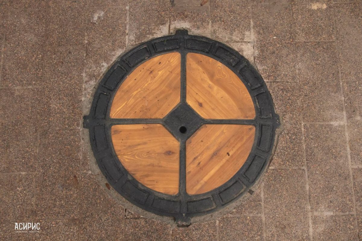 Три исторических люка установили в квартале церкви Трёх Святителей