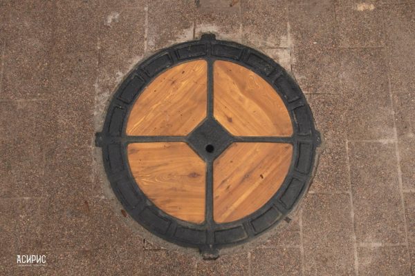 Три исторических люка установили в квартале церкви Трёх Святителей