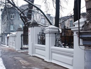 Историческую кирпичную ограду восстановили в Студеном квартале
