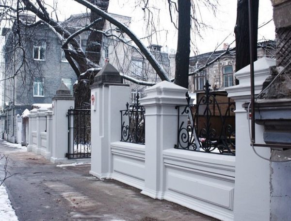 Историческую кирпичную ограду восстановили в Студеном квартале