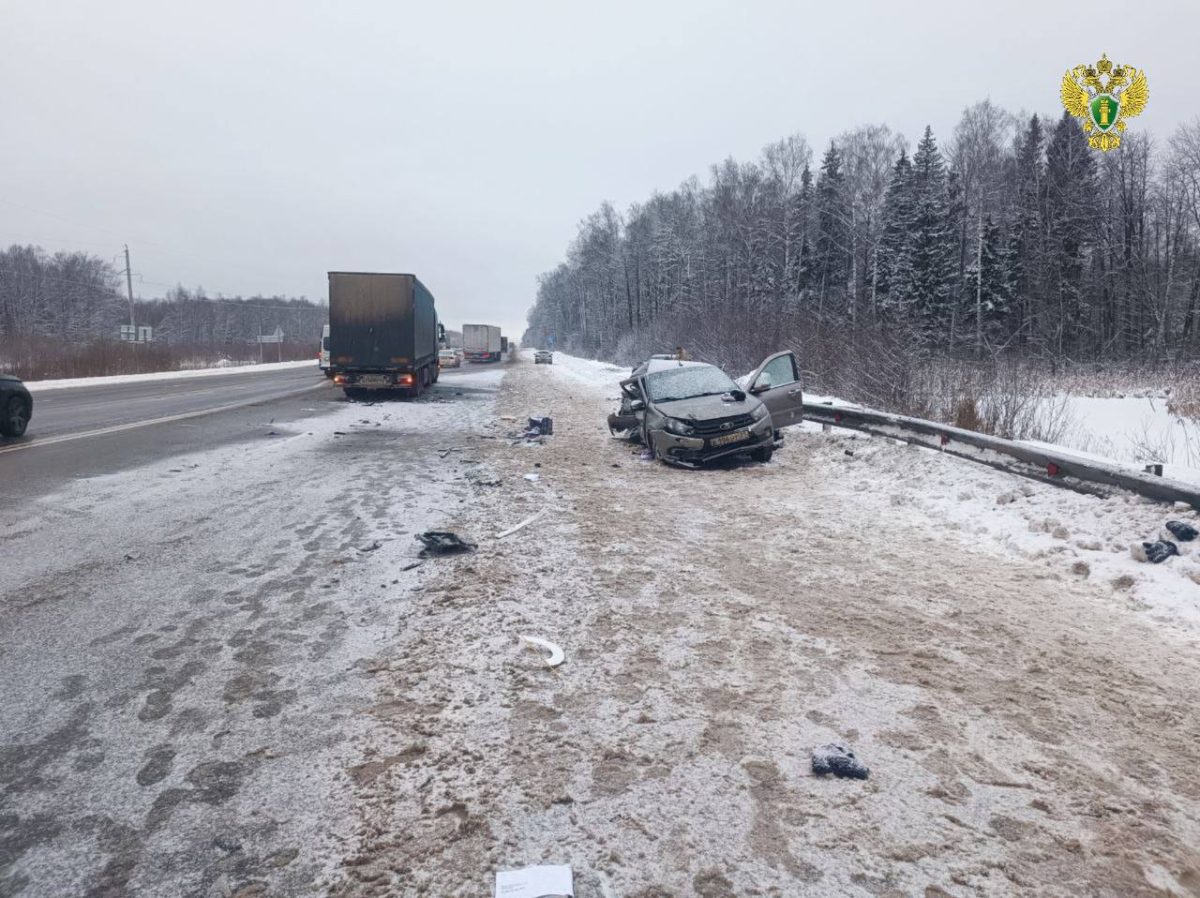 Четыре человека погибли в ДТП с фурой в Володарском районе