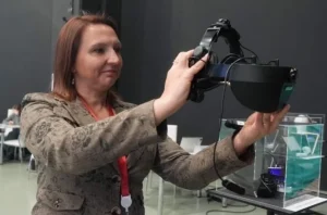 Нижегородские ученые представили шлем с защитой пенсионеров от кибермошенников