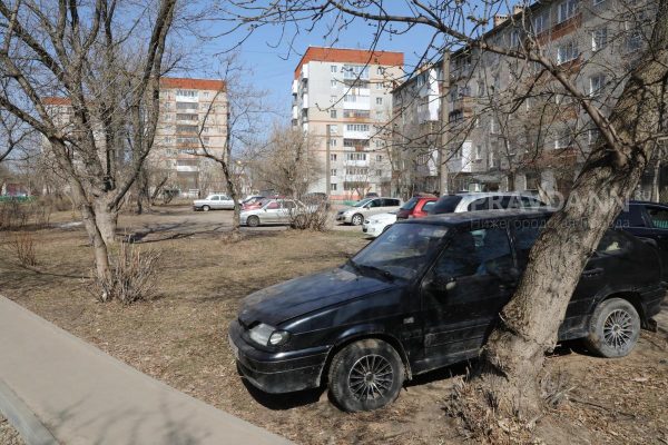 «Какой же это газон»: разбираемся, где парковаться у дома, чтобы не получиться штраф