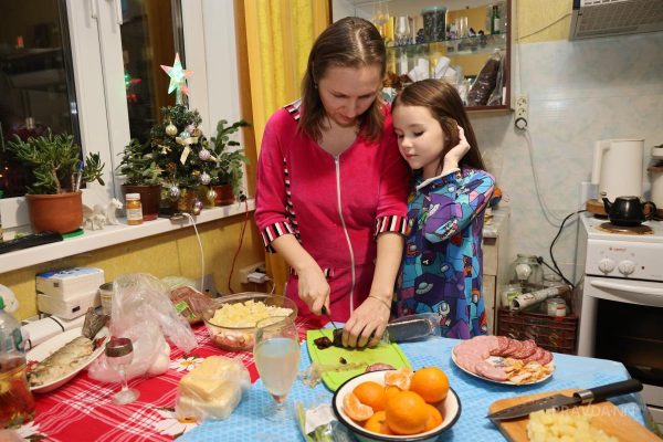 Гастроэнтеролог Елена Колодей рассказала, как избежать переедания в праздники