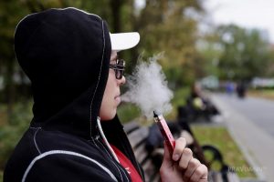 Госдума приняла закон, позволяющий регионам запрещать продажу вейпов