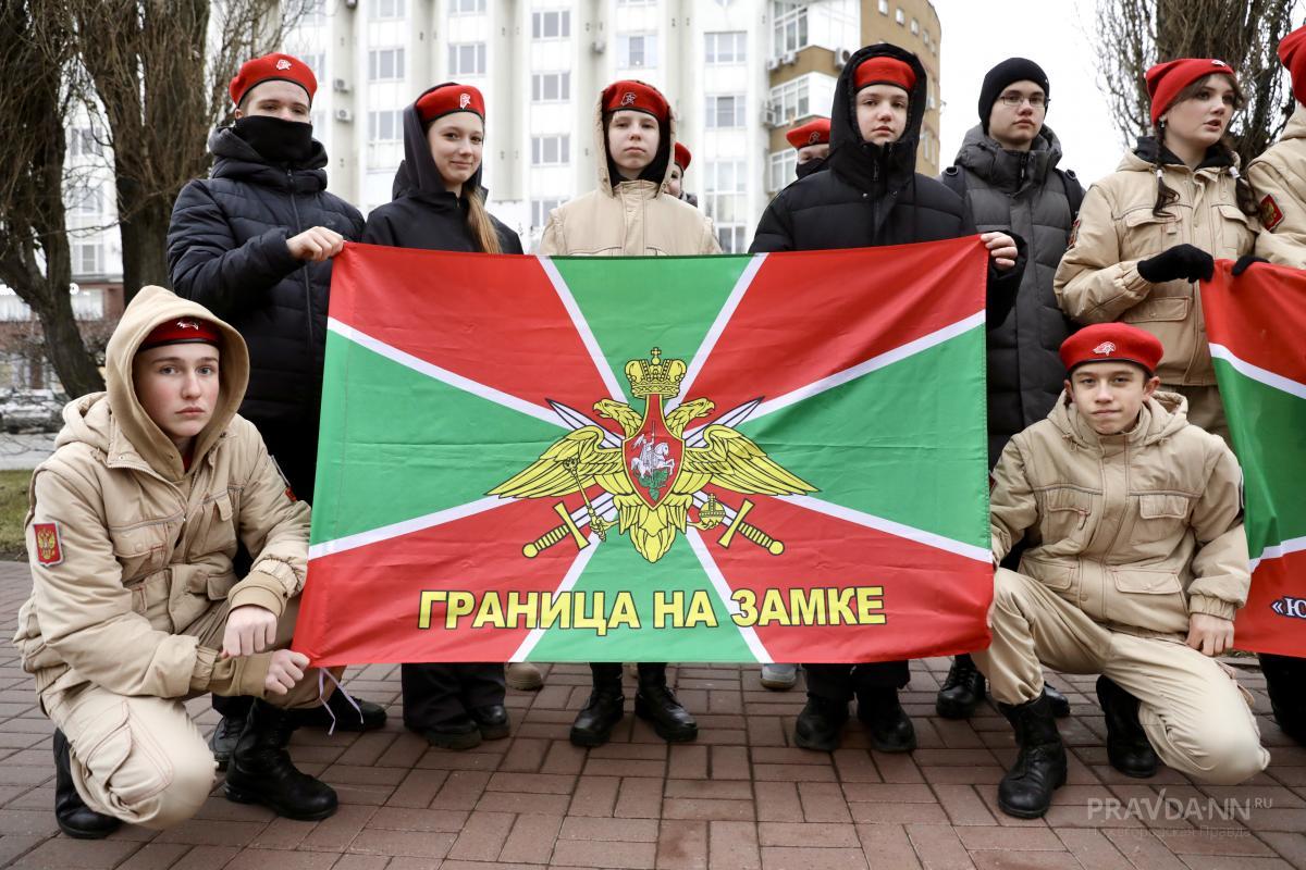 На торжествах храмового праздника рядом с ветеранами пограничной службы стояли подростки