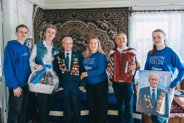 Волонтёры Победы поздравили ветерана Василия Курицына со 100-летием
