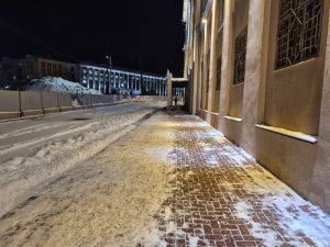 Для пешеходов открыли новый проход возле стройплощадки метро на площади Свободы