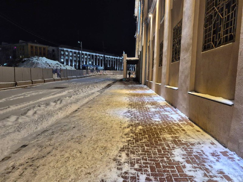 Для пешеходов открыли новый проход возле стройплощадки метро на площади Свободы