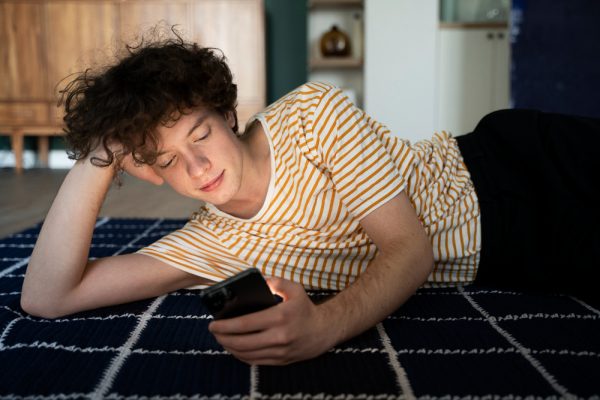 Психолог Андрияничева объяснила, почему мы так привязаны к коротким видео