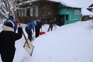 «Снежный десант» оказал помощь ветеранам Великой Отечественной войны