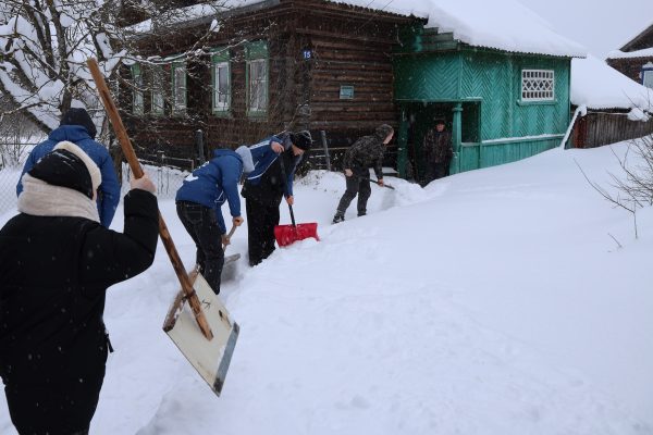 «Снежный десант» оказал помощь ветеранам Великой Отечественной войны