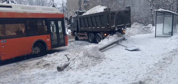 На 71-летнюю нижегородку упал фонарный столб, сбитый самосвалом