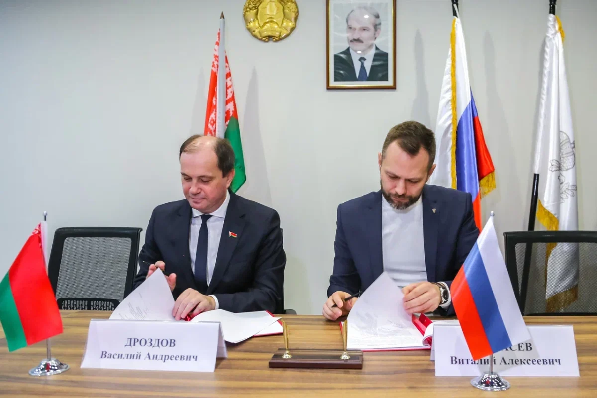 Футбольные клубы «Пари НН» и «Гомель» подписали меморандум о сотрудничестве