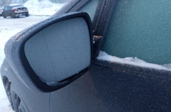 Автоэксперт Ершов дал советы по безопасной чистке стёкол автомобиля ото&nbsp;льда