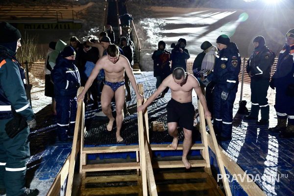 2,5 тысячи нижегородцев окунулись в прорубь на Крещение