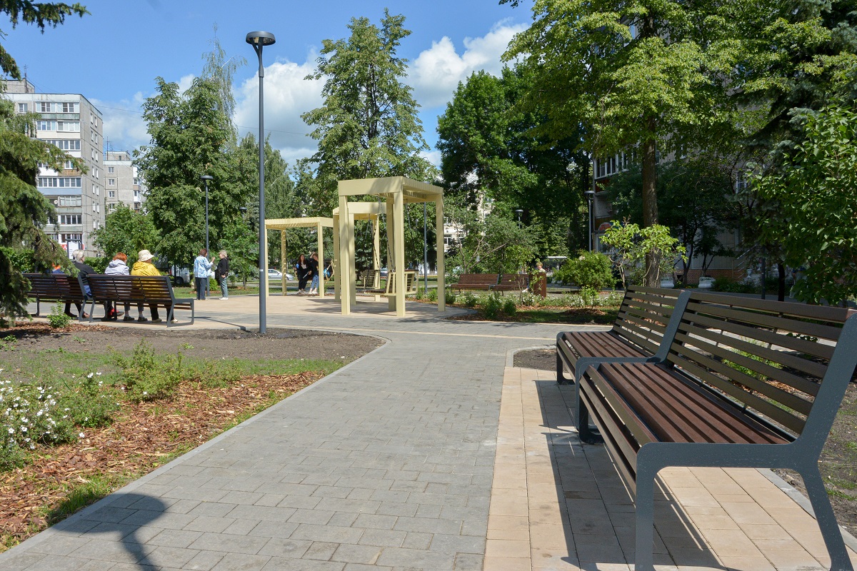 Сквер у домов №2 и 4, благоустроенный по нацпроекту, сразу стал популярным местом отдыха