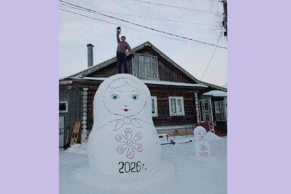 «Я, наверное, всё уже перелепил!»: нижегородец сделал для односельчан четырёхметровую матрёшку из&nbsp;снега