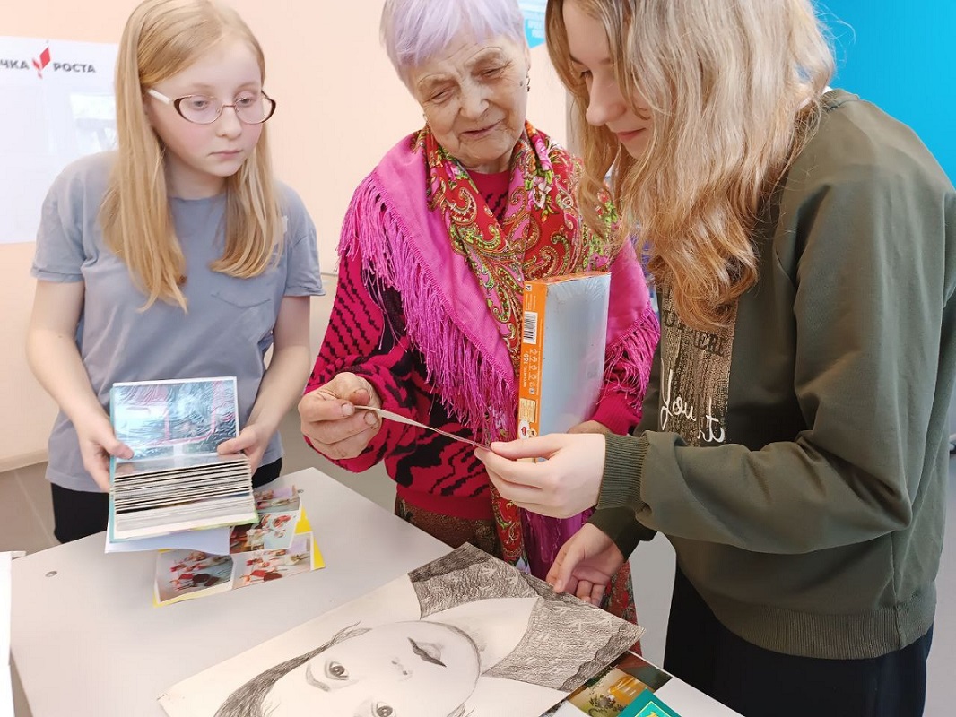 Школьницы с интересом слушают рассказы Марии Григорьевны о детях и внуках