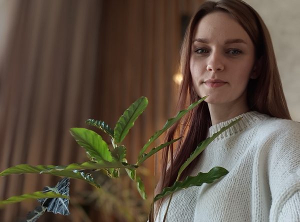 «Растения хорошо растут там, где им рады»: жительница Кулебак создала дома настоящий сад