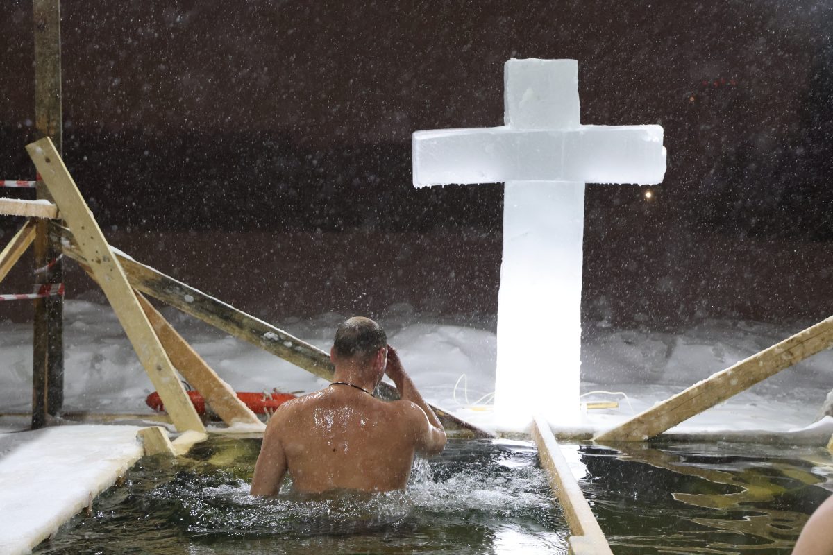 Религиовед Невеев объяснил, как купания на Крещение связаны с православием