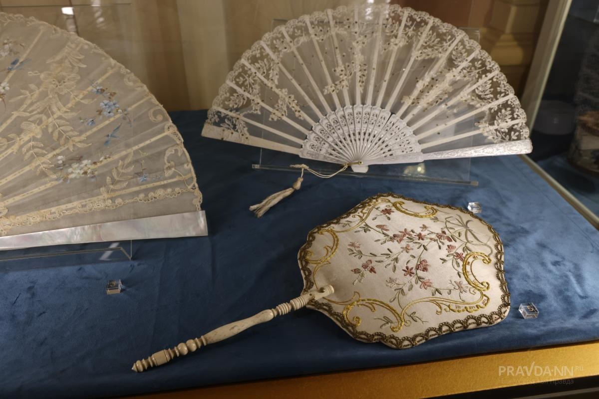 Каминный веер очень отличается по форме и материалу от привычных вееров