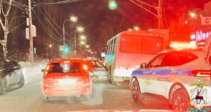 Водитель легковушки пострадал после столкновения с автобусом в Нижнем Новгороде
