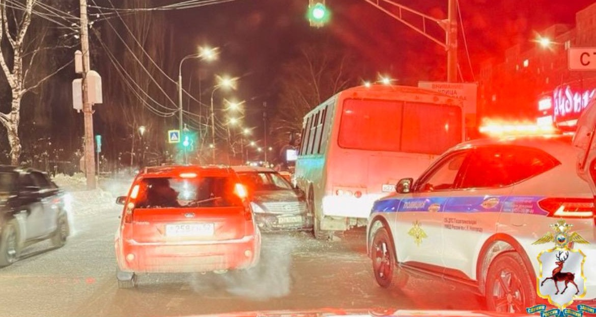 Водитель легковушки пострадал после столкновения с автобусом в Нижнем Новгороде