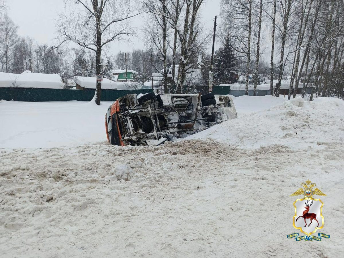 Рейсовый автобус с пассажирами перевернулся в Борском округе