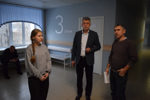 Партийный десант проверил состояние поликлиники №30 в Советском районе