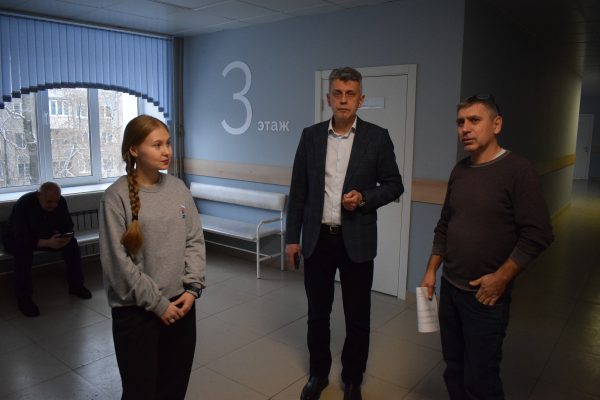 Партийный десант проверил состояние поликлиники №30 в Советском районе