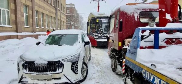 Автомобиль заблокировал движение трамваев в Нижнем Новгороде