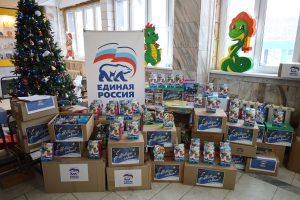 Более 500 новогодних подарков передали юным пациентам детской областной больницы