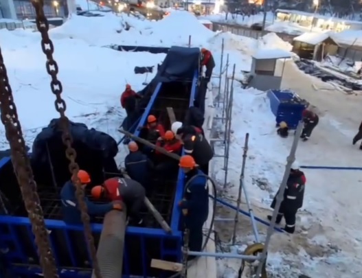 На улице Белинского продолжают обустраивать ограждающие конструкции котлована