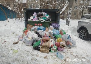 «Что делать с новогодней помойкой?» Жители Нижнего Новгорода жалуются на утопающие в мусоре дворы