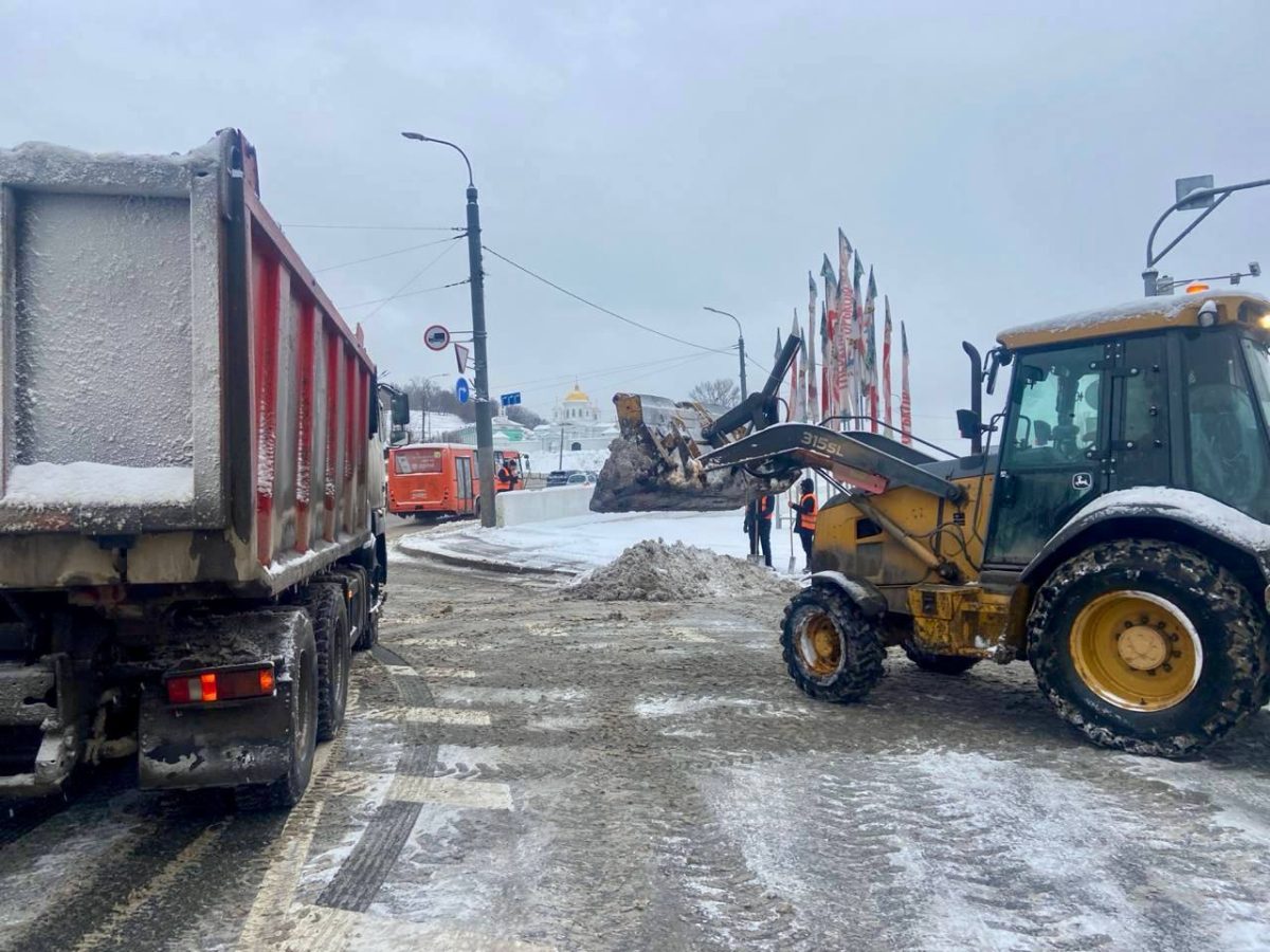 Нижегородские дорожники вышли на круглосуточную расчистку снега на улицах