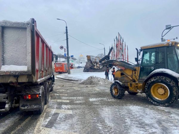Нижегородские дорожники вышли на круглосуточную расчистку снега на улицах