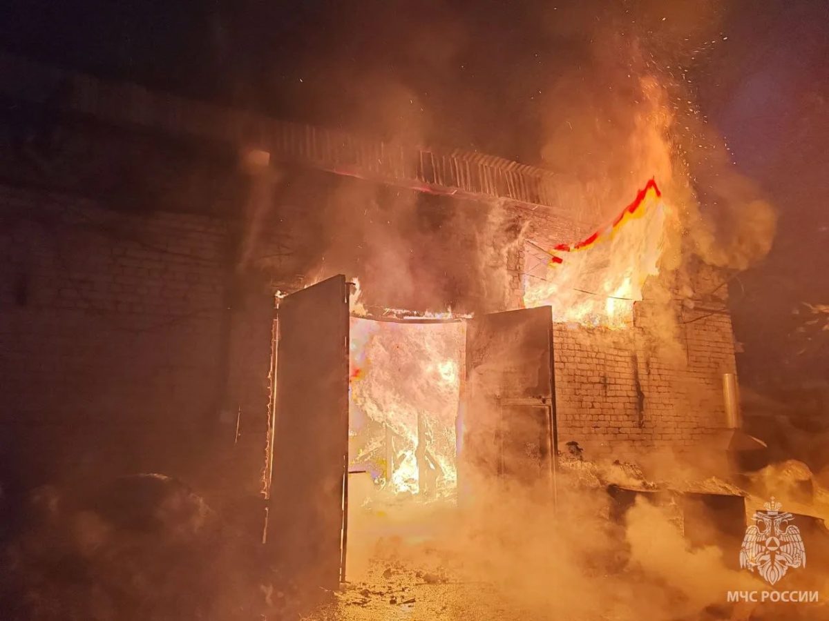 Три автомобиля сгорели в гаражном кооперативе на улице Нартова