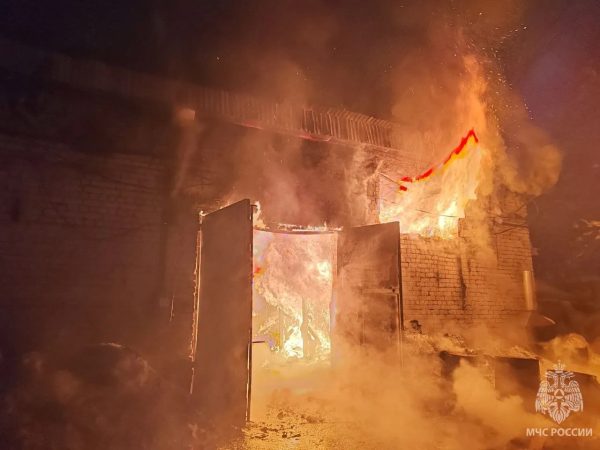 Три автомобиля сгорели в гаражном кооперативе на улице Нартова