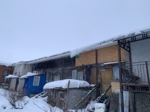 Власти Сергача расчистили крышу дома, где жильцы жаловались на огромные сосульки