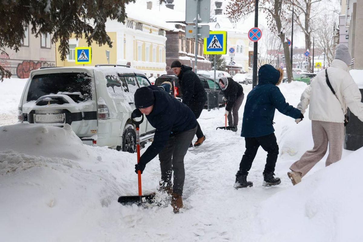 Почти тысяча работников мэрии Нижнего Новгорода вышли на расчистку улиц от&nbsp;снега