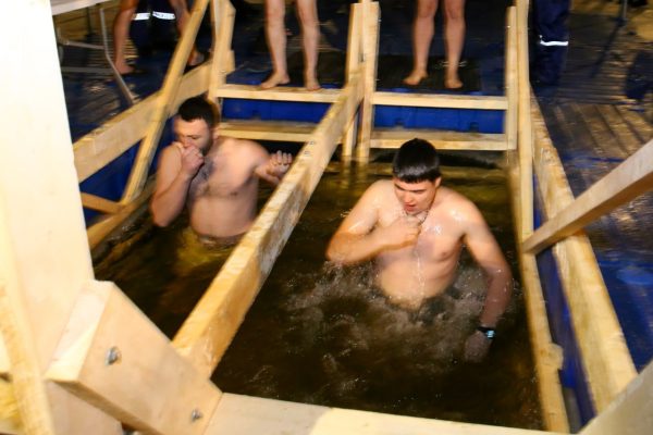 Врач Савицкая рассказала, кому нельзя погружаться в прорубь на Крещение