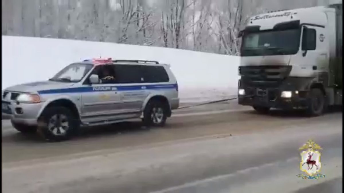 Нижегородские полицейские помогли водителям большегрузов на заснеженной трассе